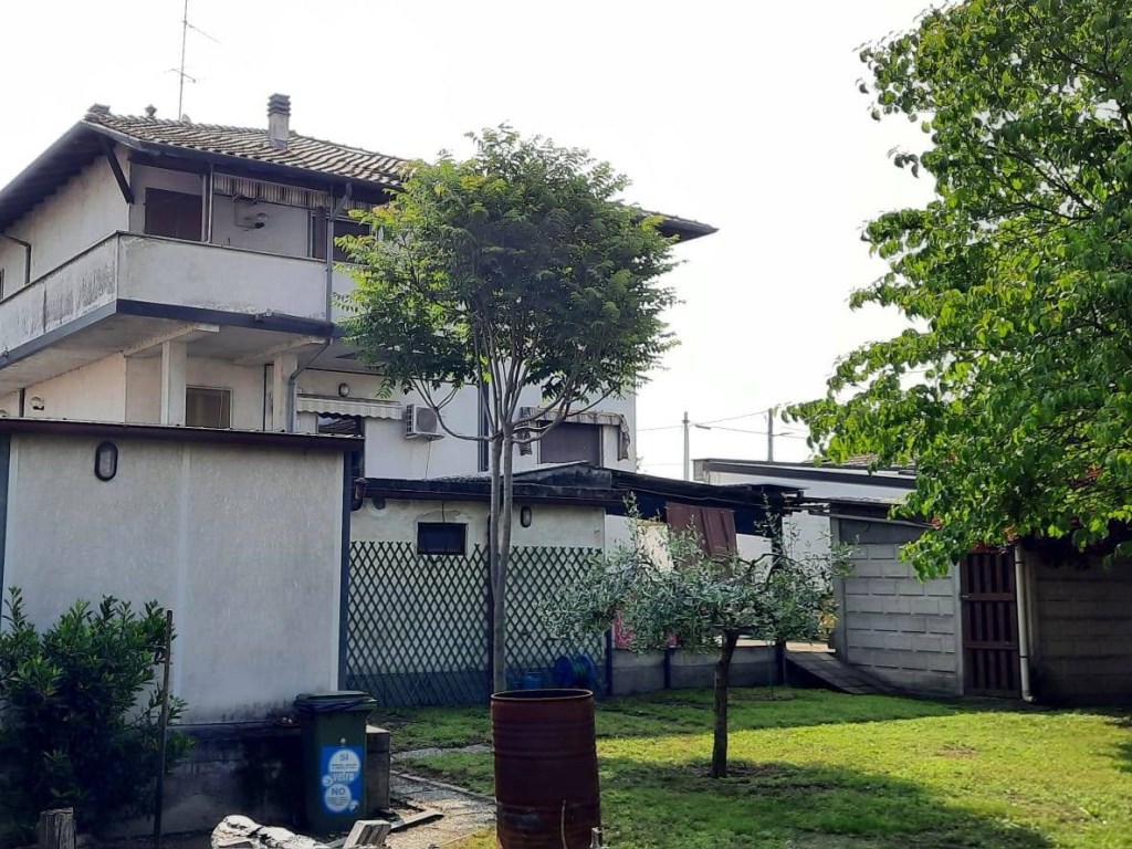 Casa Indipendente in vendita a Vigevano via vecchia per gambolo' 61