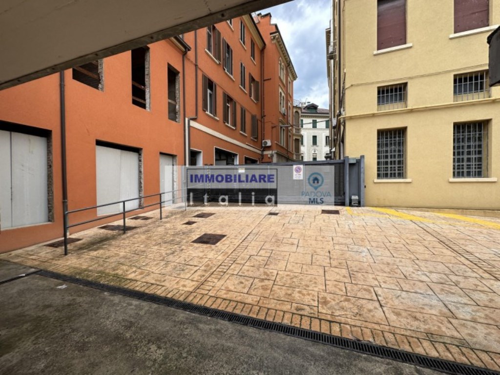 Garage in vendita a Padova via Trieste