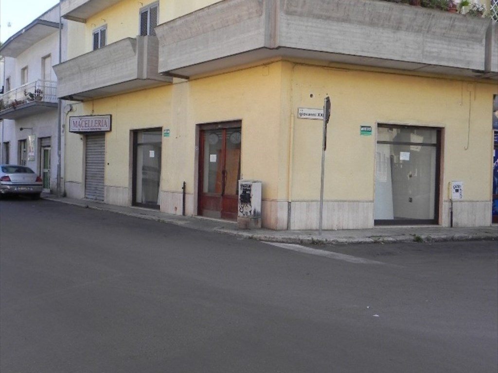 Locale Commerciale in vendita a Monteroni di Lecce via Rubichi