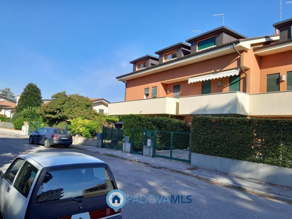 Villa a Schiera in vendita a Selvazzano Dentro via trasimeno