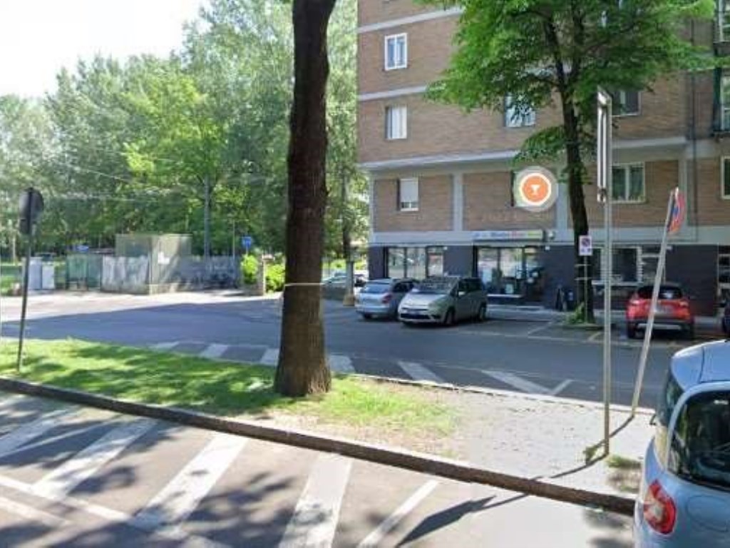 Negozio in affitto a Modena via Gramsci 376.