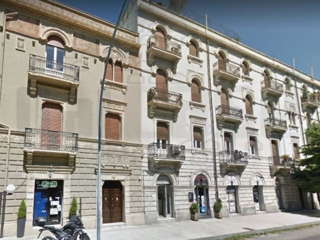 Negozio in affitto a Messina via c. Battisti