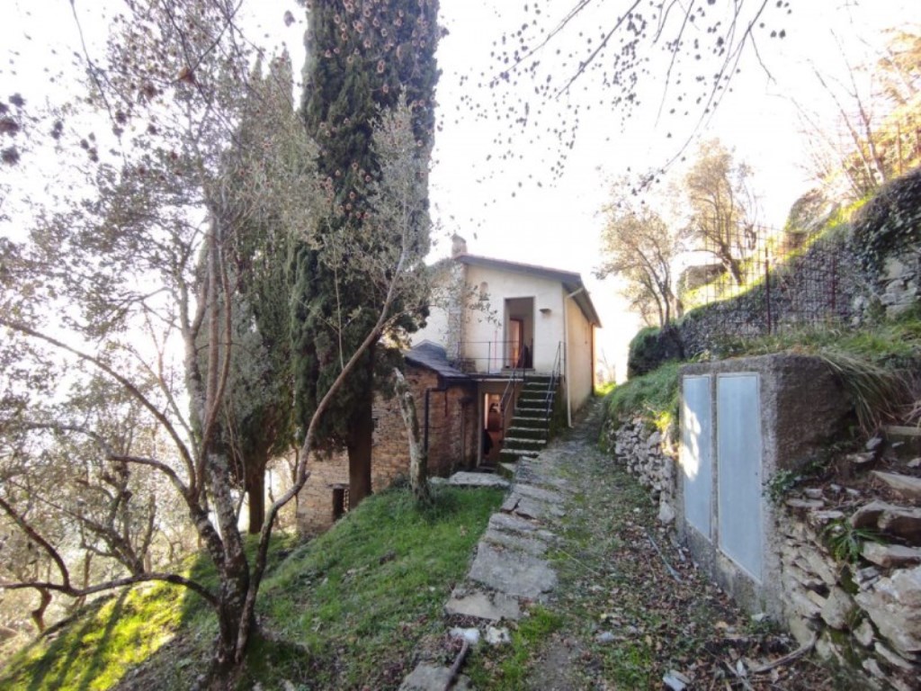 Porzione di Casa in vendita a Rapallo montepegli