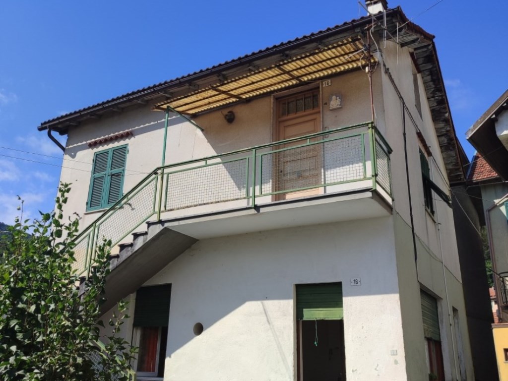 Porzione di Casa in vendita a Urbe via Stefano Ramorino, 16