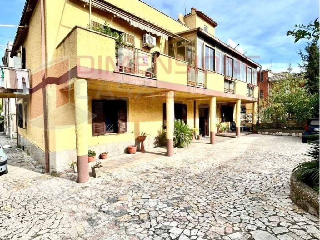 Appartamento in vendita a Roma via Biancavilla,