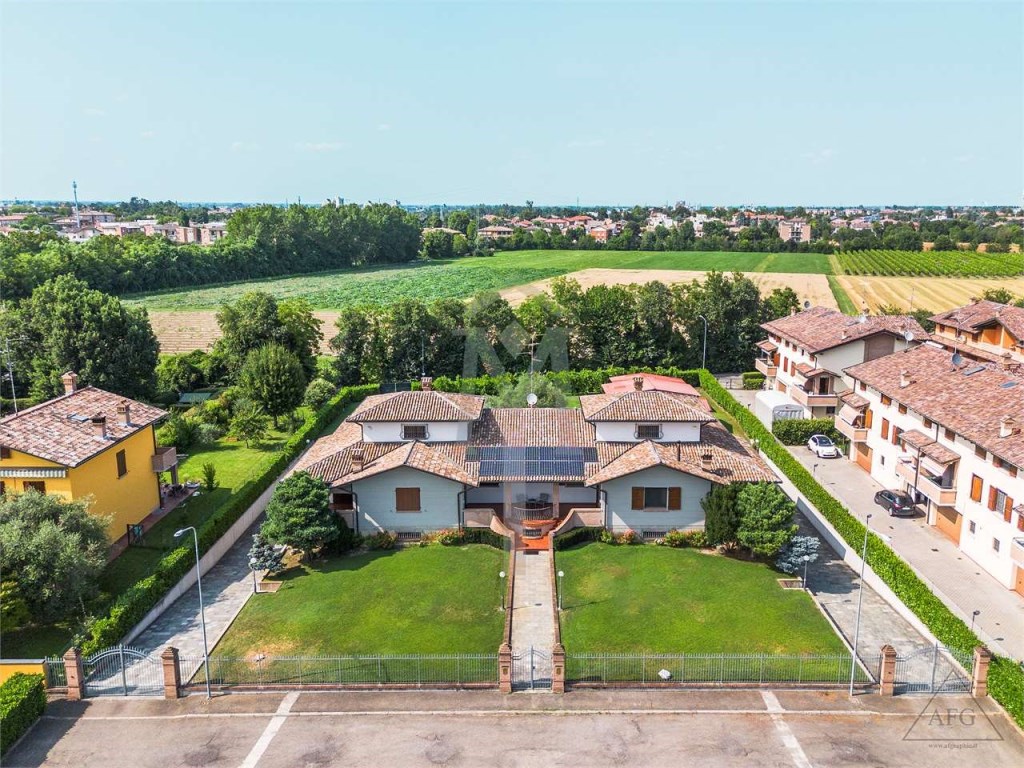 Villa Bifamiliare in vendita a Reggio nell'Emilia via po 33