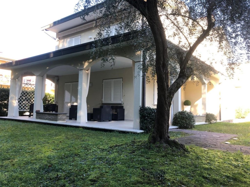 Villa in vendita a Massa via Arezzo,