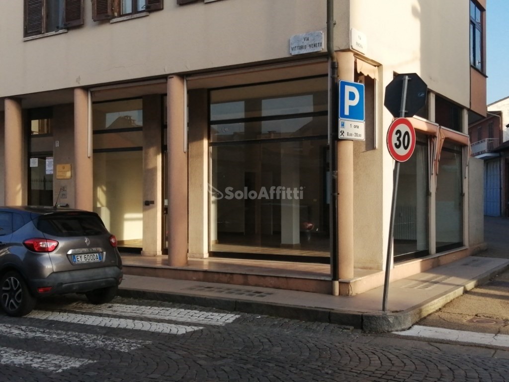 Negozio in affitto a Riva presso Chieri via Vittorio Veneto, 21c