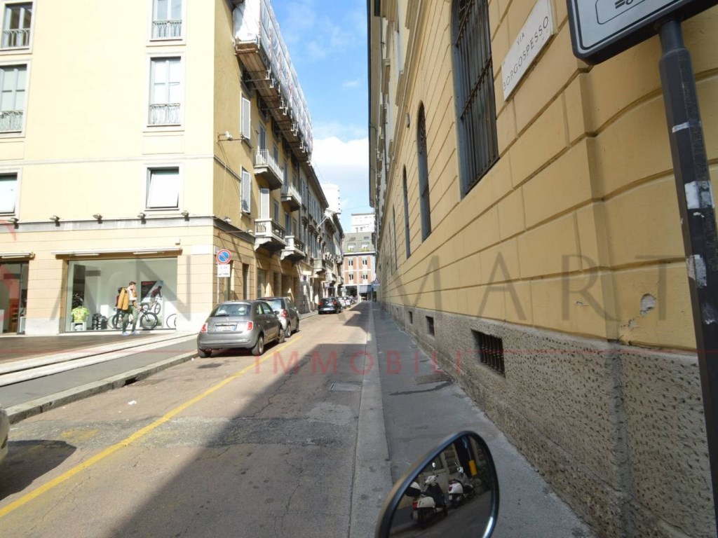 Negozio in affitto a Milano via Borgospesso
