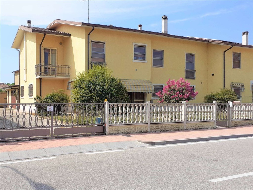 Villa in vendita a Mantova via Magri 18
