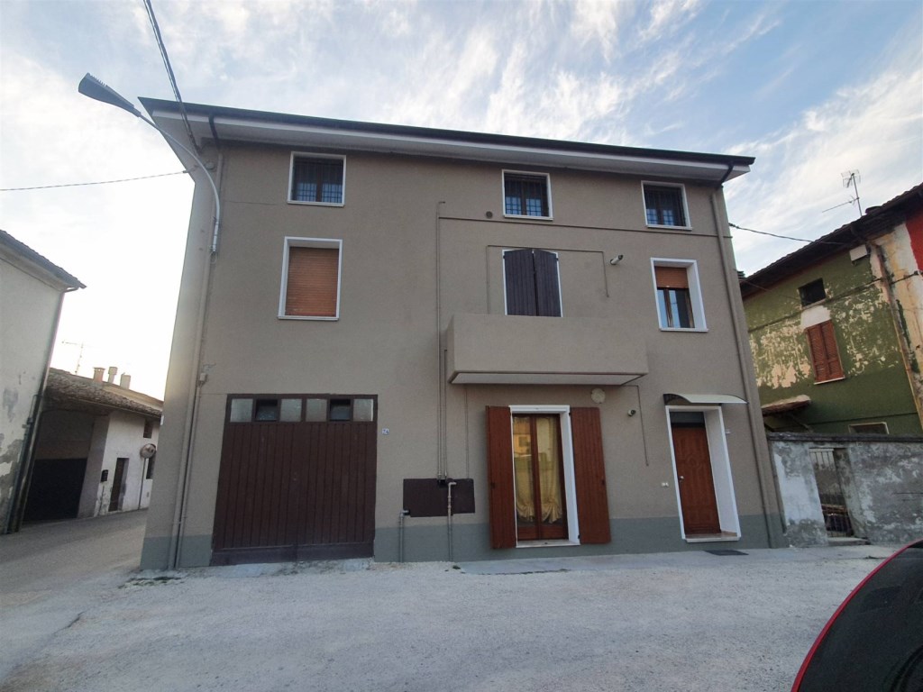Casa a Schiera in vendita a San Giovanni in Croce via XXV apirle 22