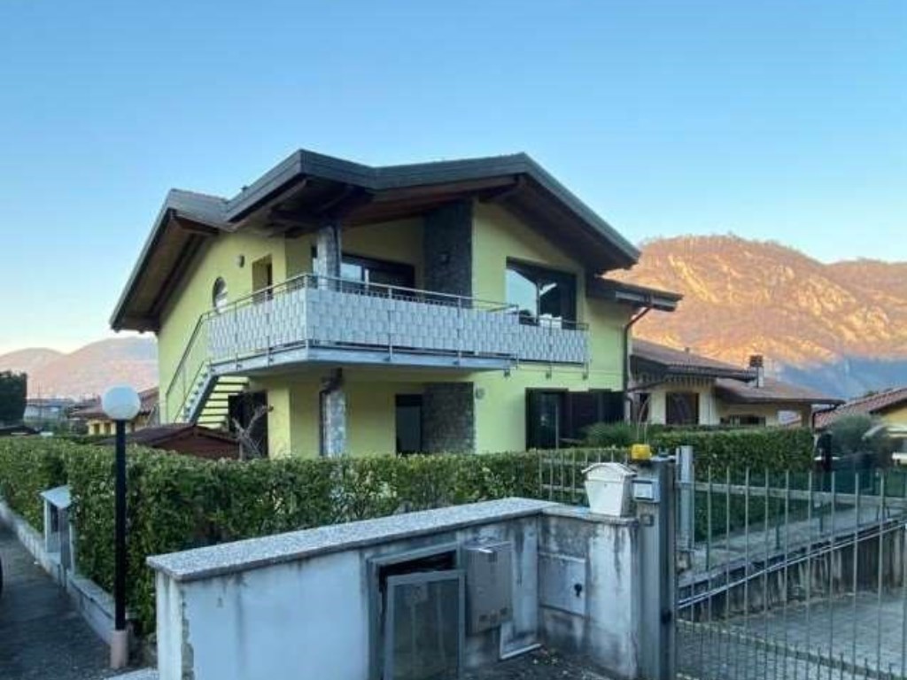 Villa Bifamiliare in vendita a Lavena Ponte Tresa