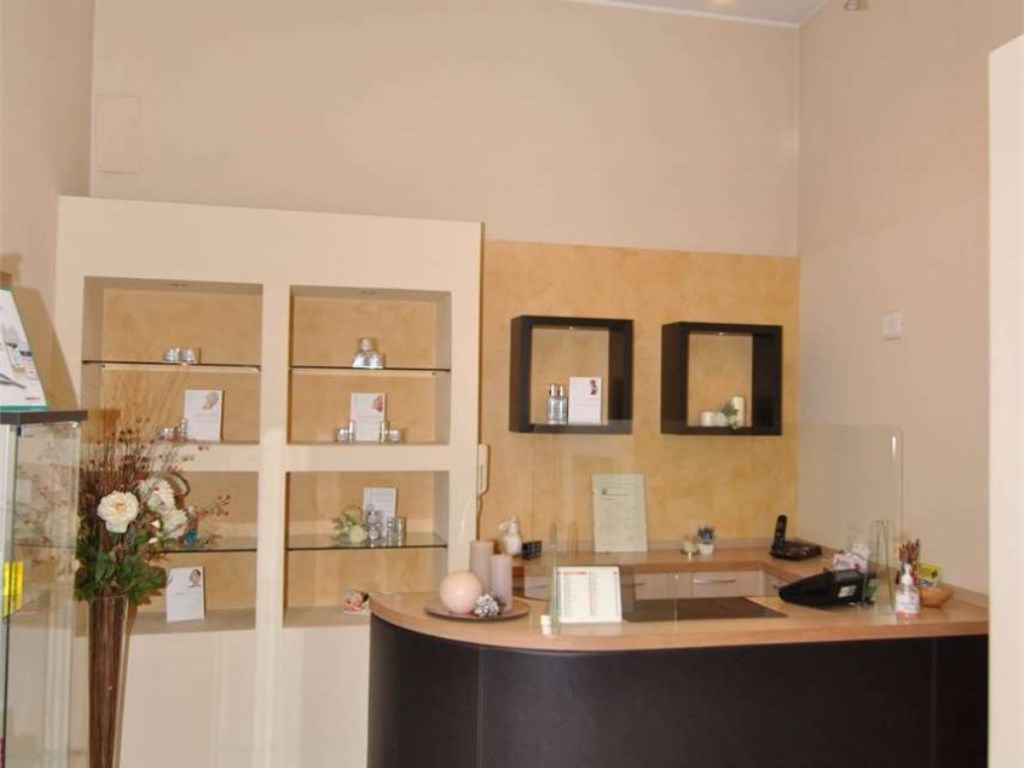 Centro Estetico/Solarium/Benessere in vendita a Besana in Brianza via Giovanni Pascoli 7