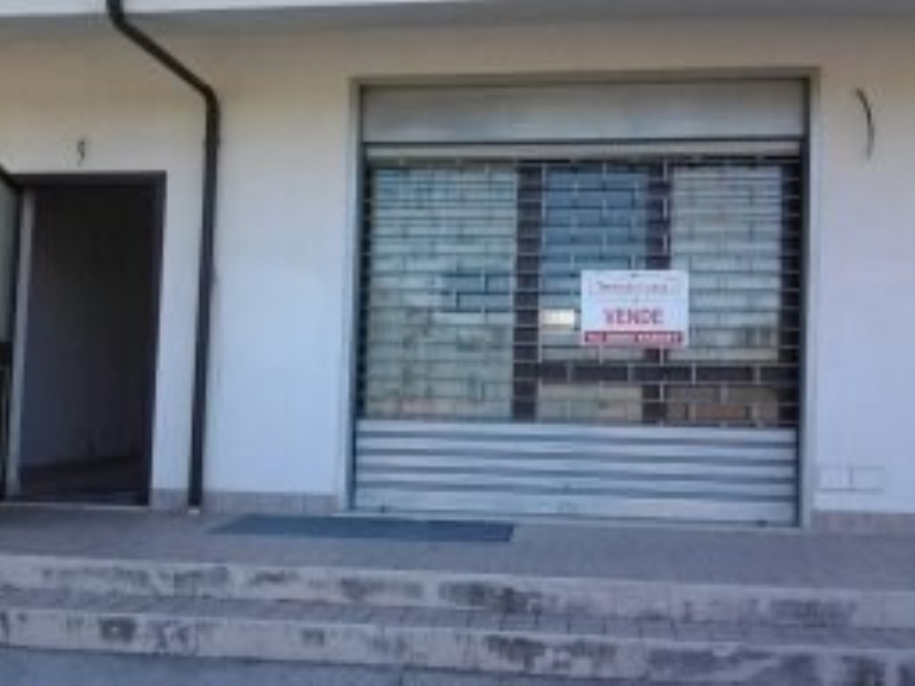 Locale Commerciale in vendita a Vairano Patenora via leonardo da vinci