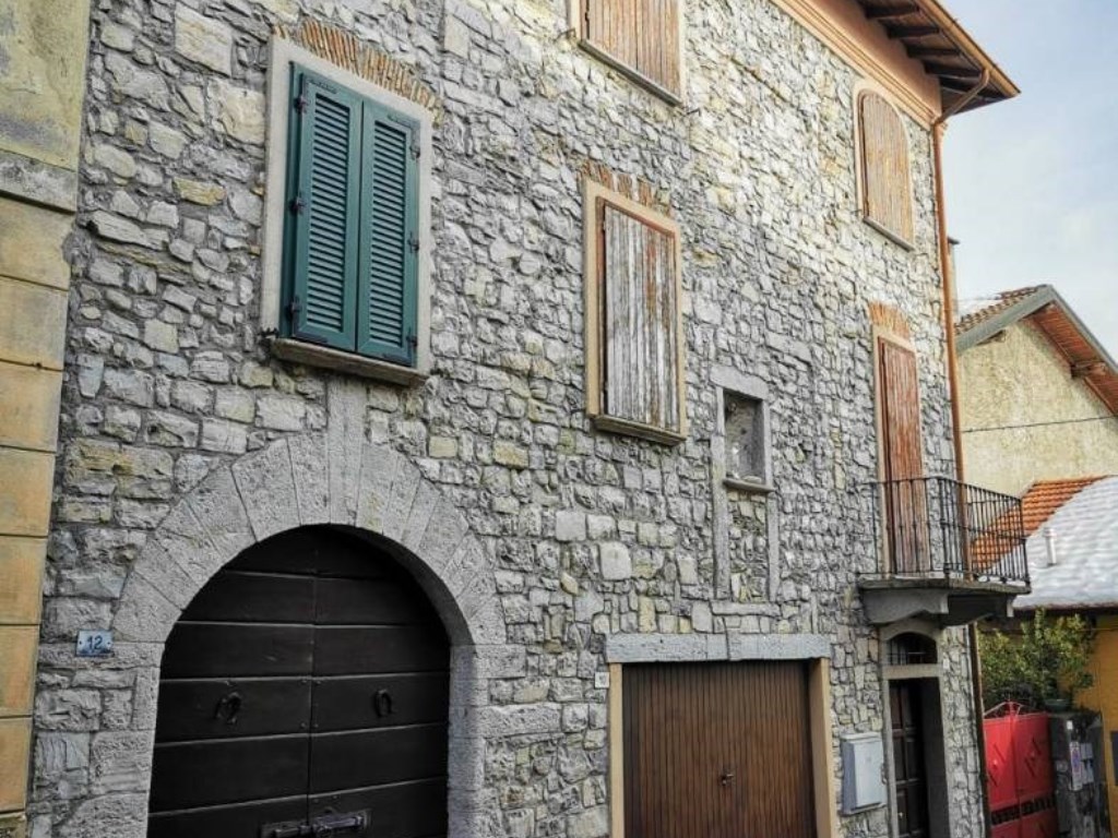Appartamento in vendita ad Alta Valle Intelvi via Camillo Benso di Cavour, 10