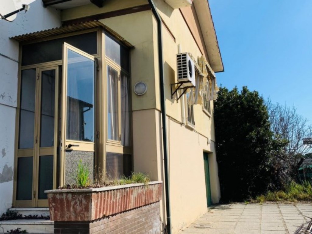 Casa Indipendente in vendita a Solesino via Roma