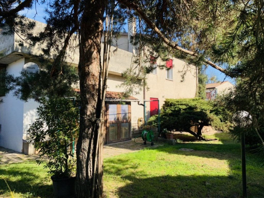 Casa Indipendente in vendita a Villa Estense via finale 40