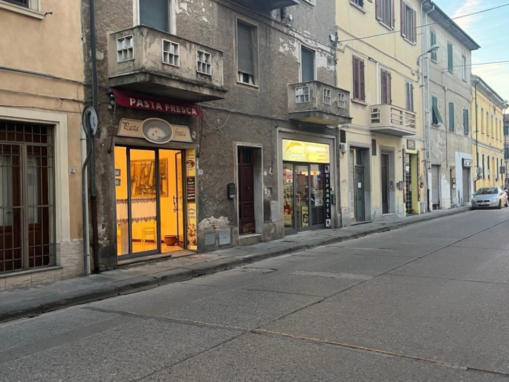 Locale Commerciale in vendita a Pontedera via Aurelio Saffi