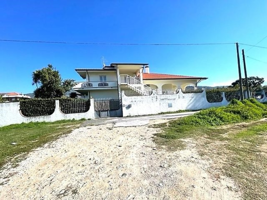 Villa Bifamiliare in vendita a Montignoso via Marina,