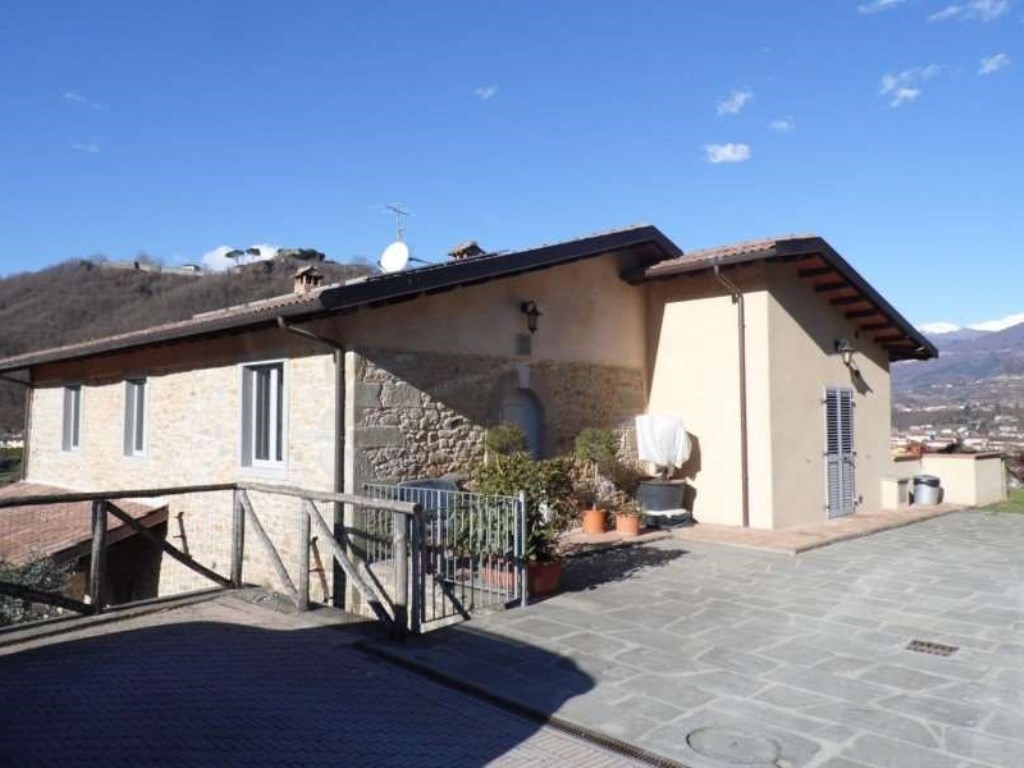 Villa in vendita a Castelnuovo di Garfagnana via francesco azzi