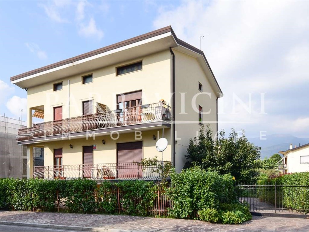 Appartamento in vendita ad Anzano del Parco viale Ortelli 14