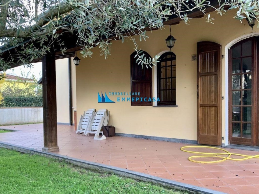 Villa in vendita a Montignoso via Acquala,