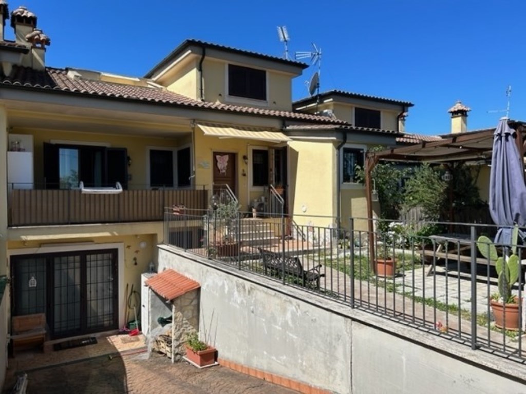 Villa a Schiera in vendita a Guidonia Montecelio via Appiano, 6