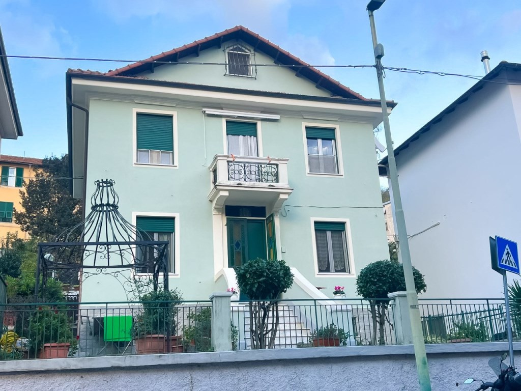 Porzione di Casa in vendita a Genova via Val d'Astico,