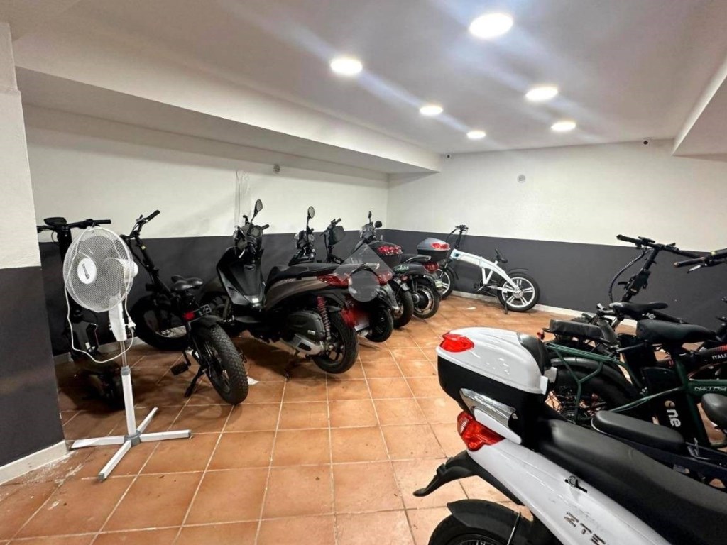 Garage in vendita a Napoli vico Storto Pallonetto a Santa Lucia
