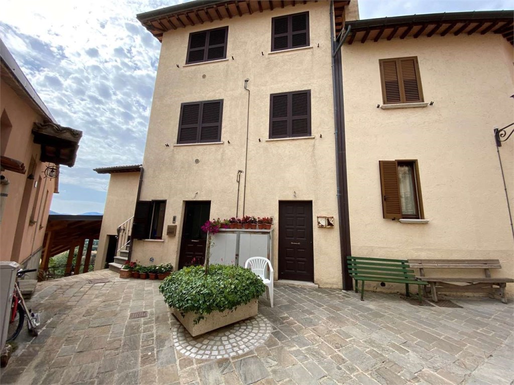 Palazzo in vendita a Gualdo Tadino frazione Voltole 1