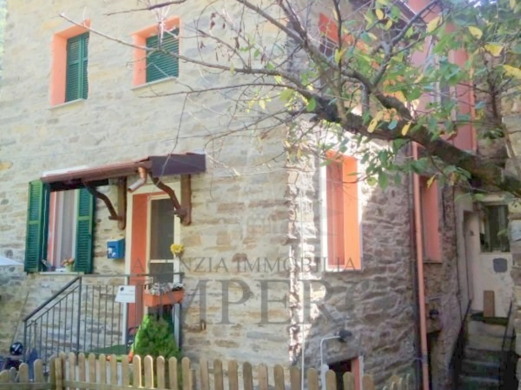 Casa Indipendente in vendita a Pigna via IV Novembre,