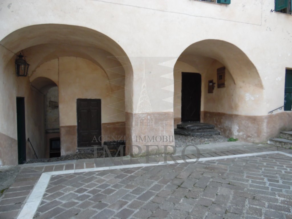 Porzione di Casa in vendita a Rocchetta Nervina piazza don Antonio Viale,