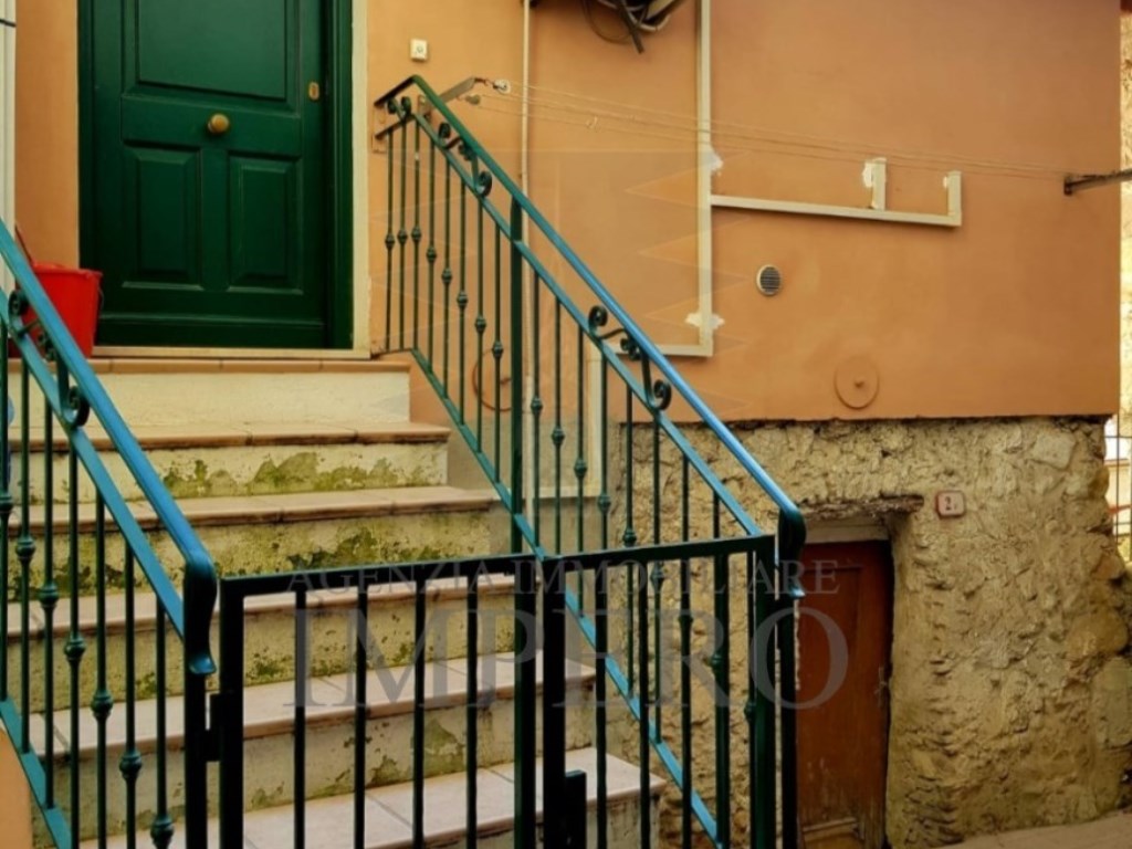 Porzione di Casa in vendita a Ventimiglia via Paolo Gibelli,