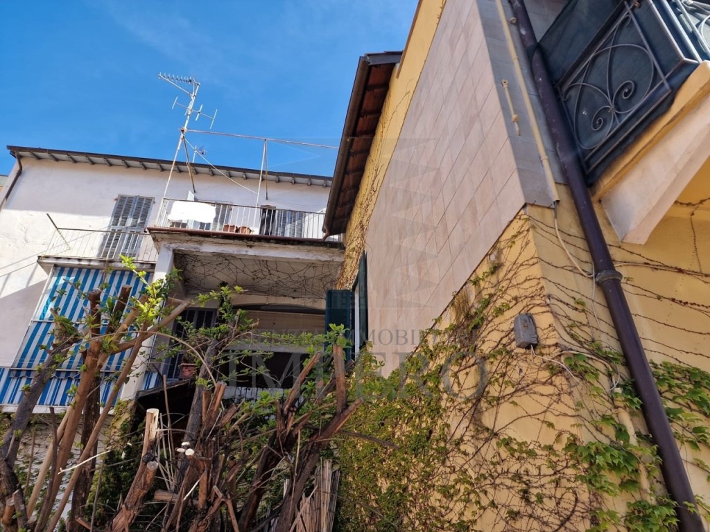 Porzione di Casa in vendita a Ventimiglia via Sottoconvento, 27
