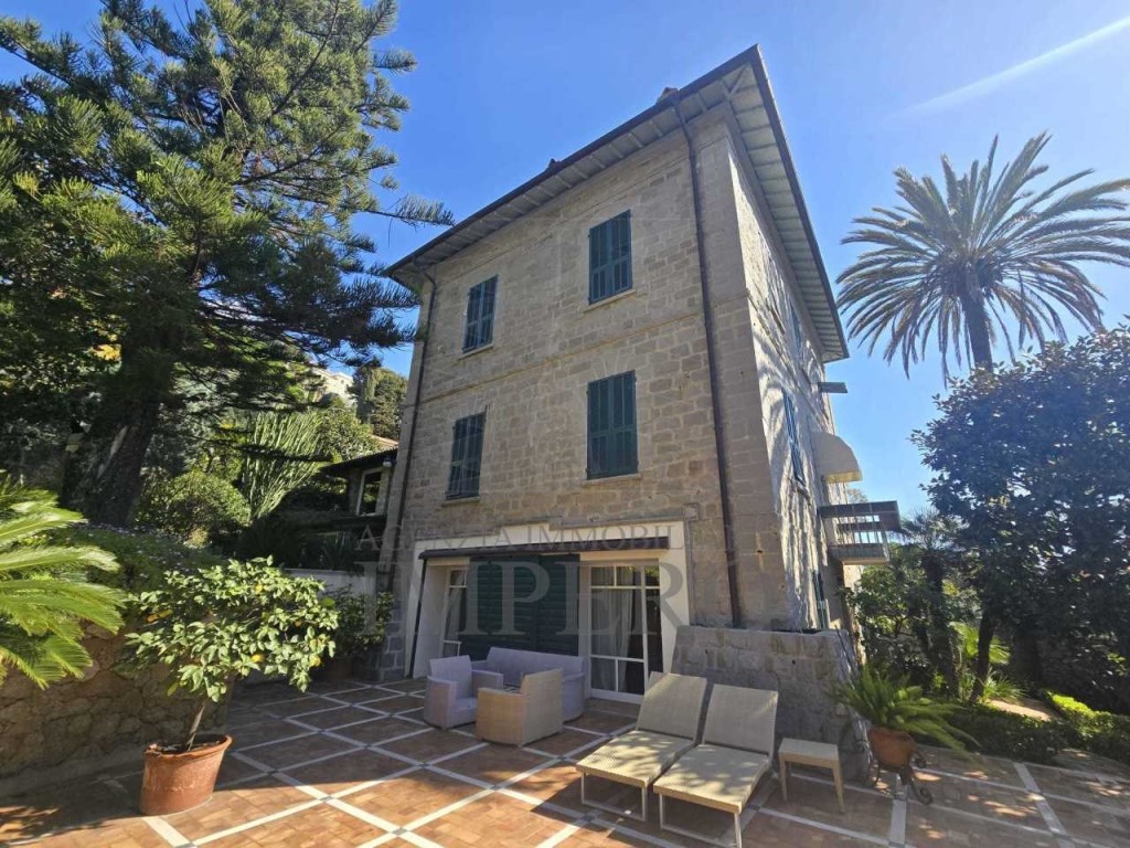 Porzione di Casa in vendita a Bordighera via Romana,