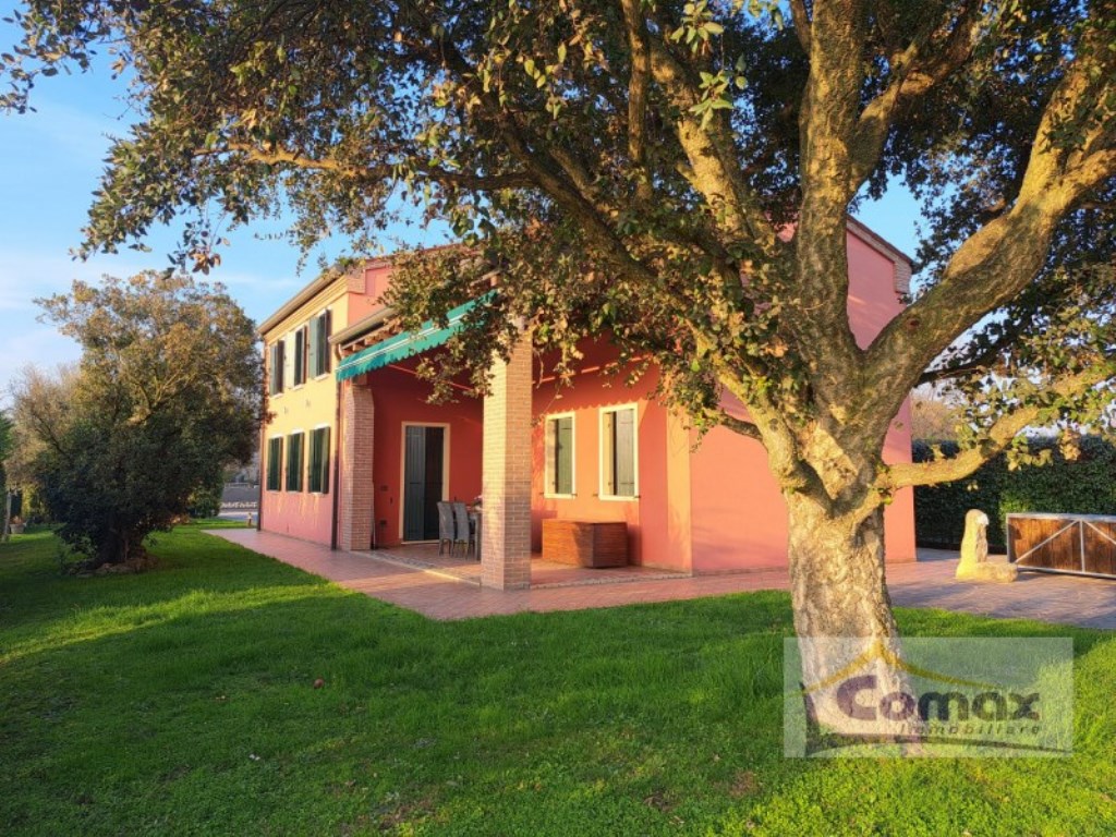 Casa Indipendente in vendita a Villa Estense via Roma