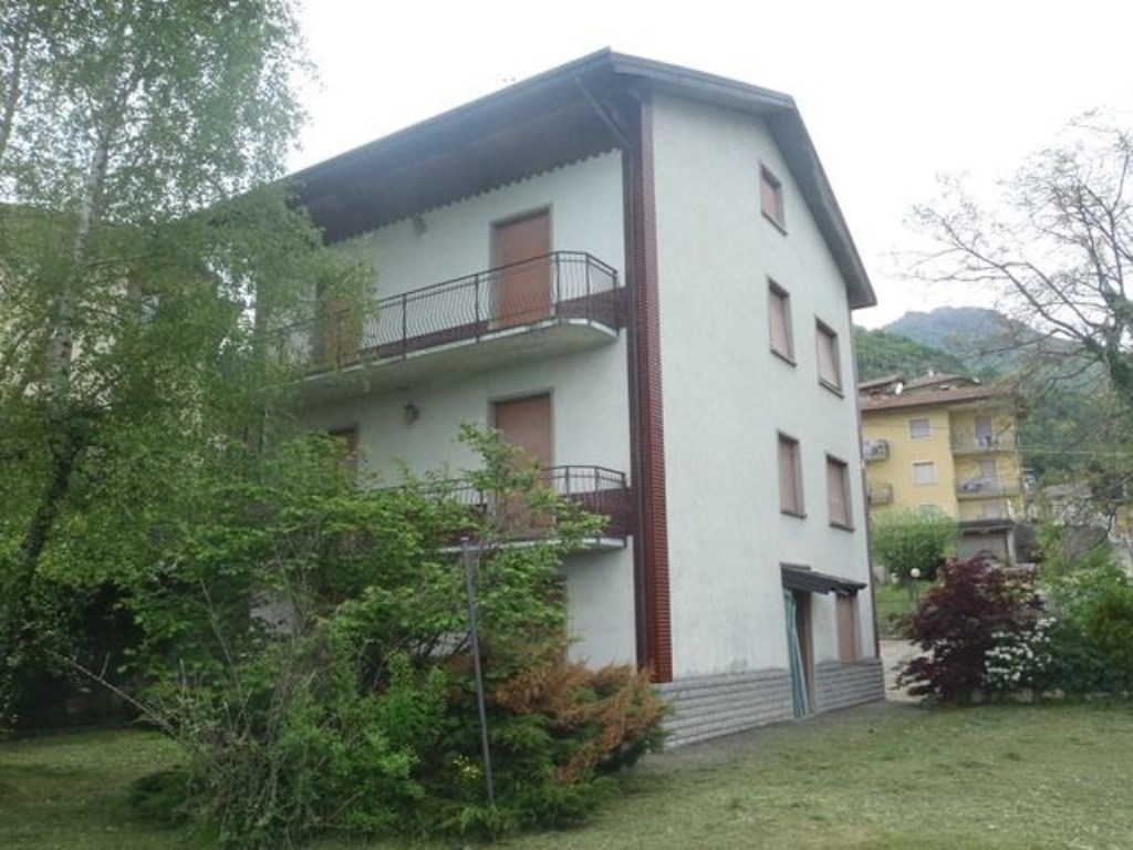 Villa Padronale in vendita a Rota d'Imagna via Caponi 37