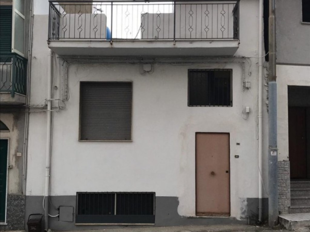 Casa Indipendente in vendita a Reggio di Calabria via Reggio Campi