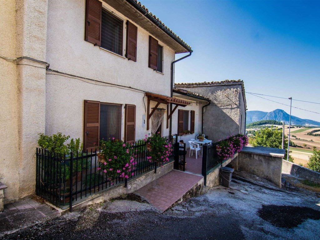 Casa Semindipendente in vendita a Fabriano frazione San Giovanni 9