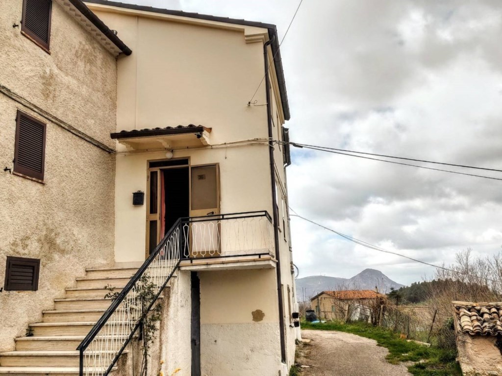 Casa Semindipendente in vendita a Fabriano frazione Precicchie San Giovanni 36