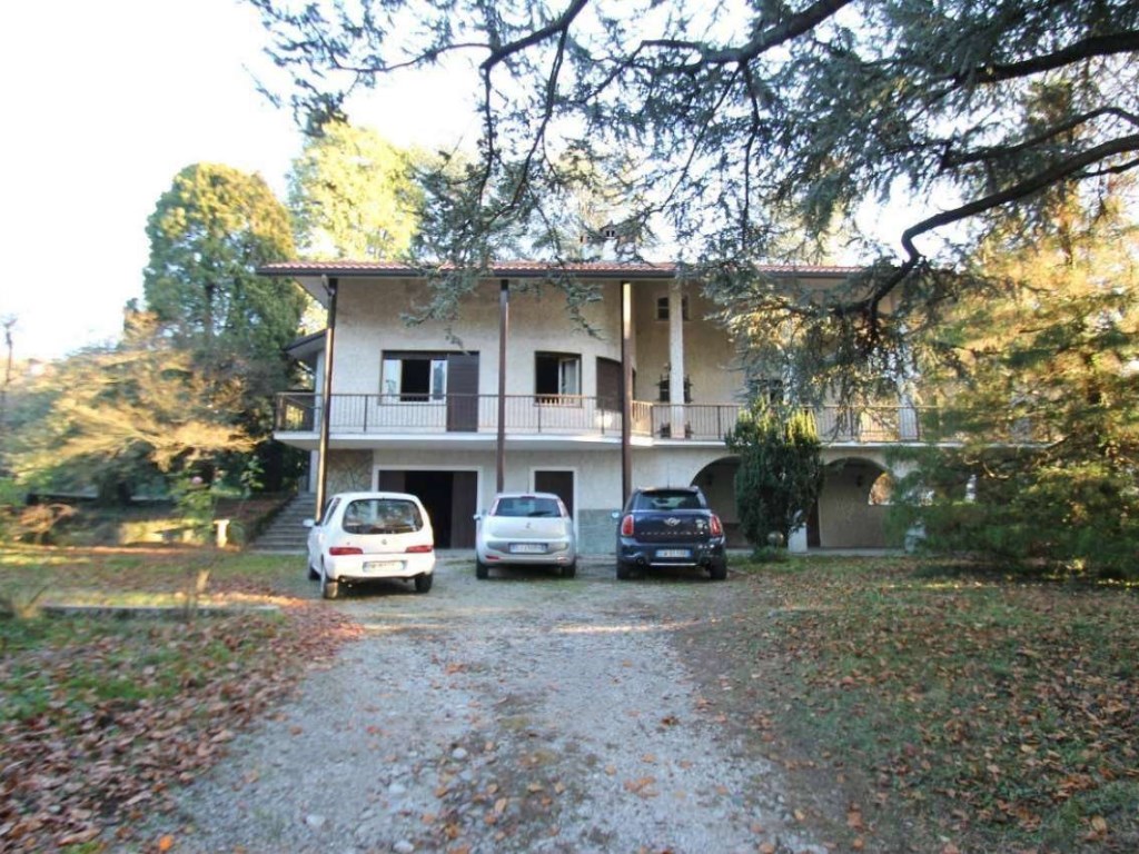 Villa Bifamiliare in vendita a Dolzago via Montecuccoli