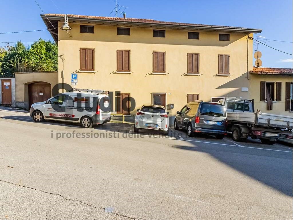 Porzione di Casa in vendita a Monticello Brianza piazza De Capitani 5