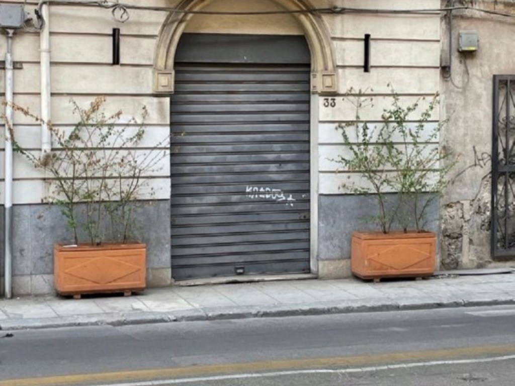 Magazzino in vendita a Palermo via Isidoro Carini 33