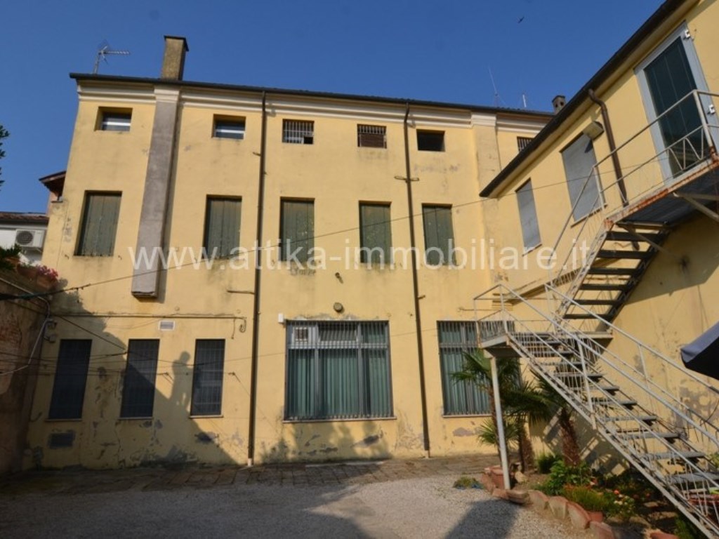 Palazzo in vendita a Este via Cavour