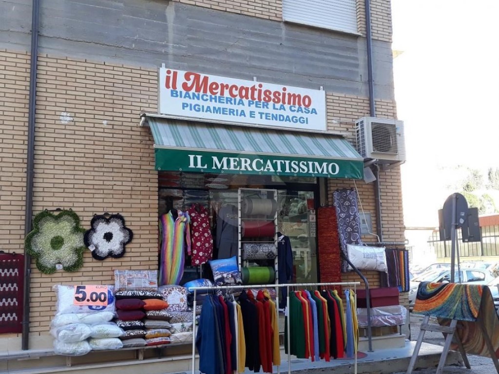 Locale Commerciale in vendita a Teramo via gasbarrini,