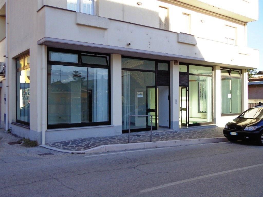 Locale Commerciale in vendita a Torre de' Passeri strada provinciale 76