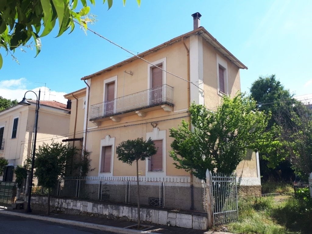 Villa in vendita a Lecce nei Marsi corso italia