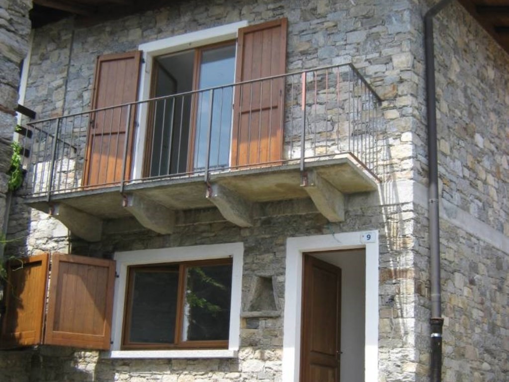 Casa Indipendente in vendita a Massino Visconti via Monte
