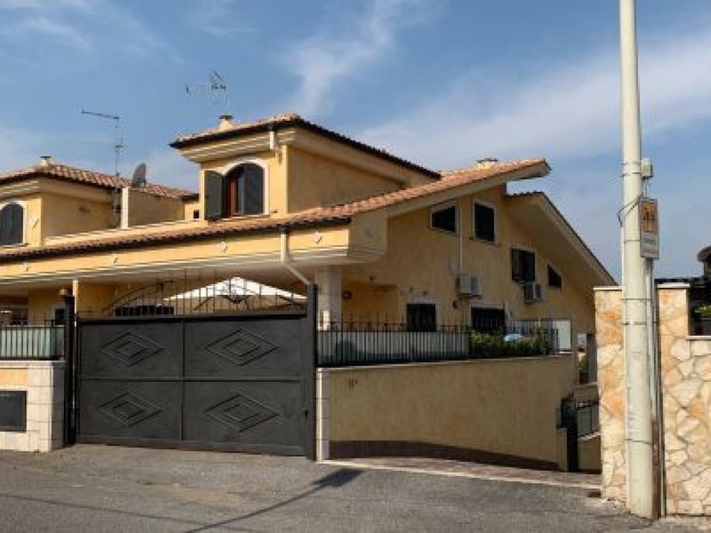 Villa in vendita a Guidonia Montecelio via Castel Madama,