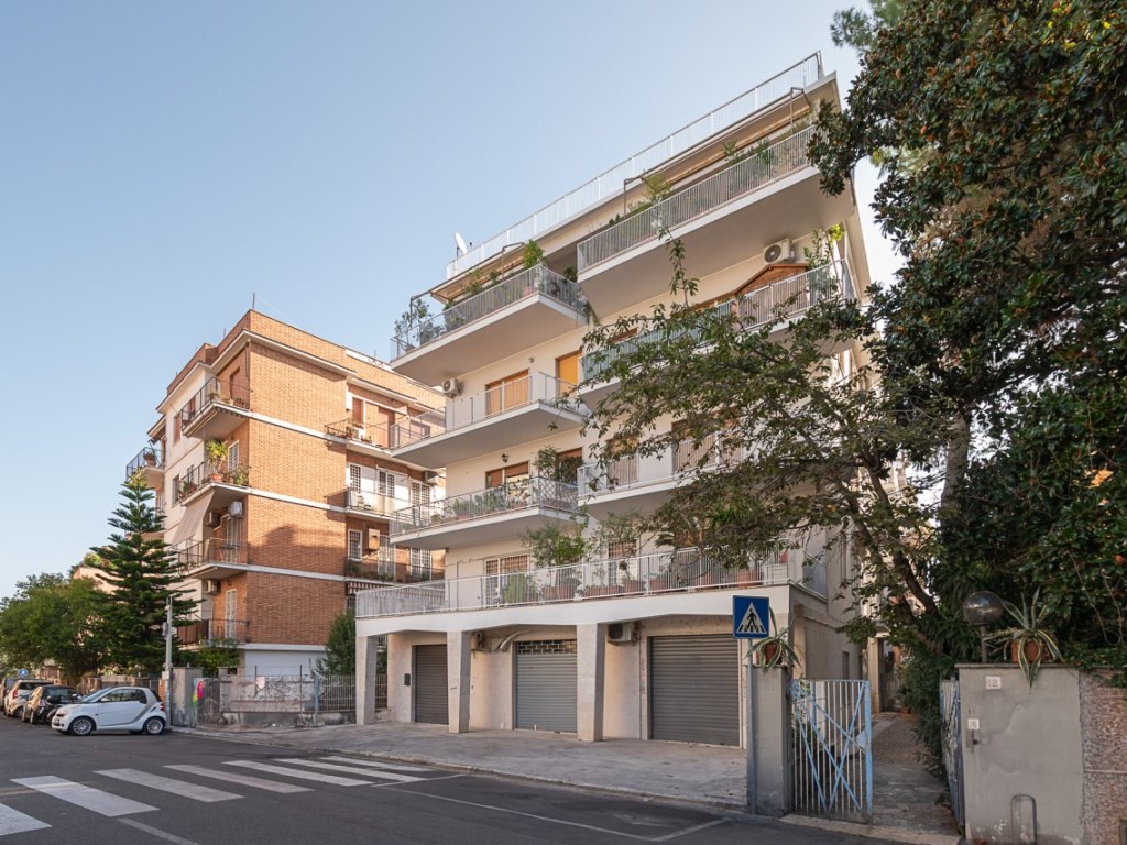 Appartamento in vendita a Roma via Moncenisio, 12